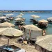 Άρχισε η μάχη της ξαπλώστρας: Ξήλωσαν ομπρέλες ακόμα και μέσα από τη θάλασσα σε παραλία της Ρόδου