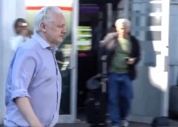 Τζούλιαν Ασάνζ: Συμφωνία περί ομολογίας ενοχής σε αντάλλαγμα για την αποφυλάκιση του ιδρυτή του WikiLeaks