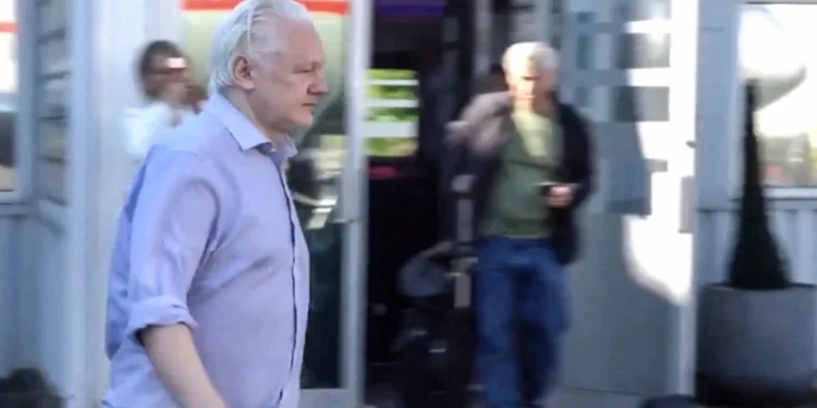 Τζούλιαν Ασάνζ: Συμφωνία περί ομολογίας ενοχής σε αντάλλαγμα για την αποφυλάκιση του ιδρυτή του WikiLeaks