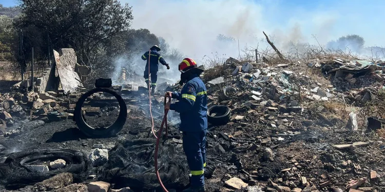 Φωτιά στη Βάρης – Κορωπίου: Θέριεψαν οι φλόγες στο Κίτσι λόγω των ακαθάριστων οικοπέδων – Βίντεο και φωτογραφίες