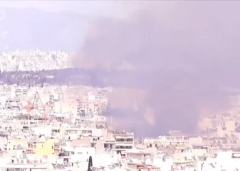 Φωτιά τώρα σε κτήριο στο Μοσχάτο