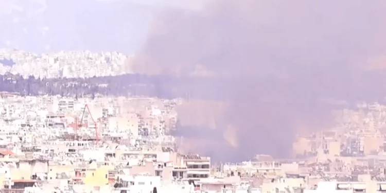 Φωτιά τώρα σε κτήριο στο Μοσχάτο