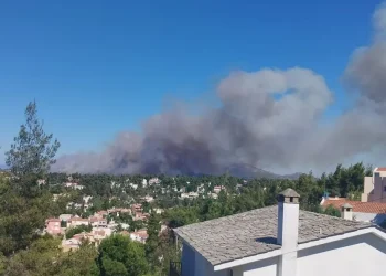 Φωτιά στη Σταμάτα κοντά σε σπίτια – Εκκενώνονται Αμυγδαλέζα, Γαλήνη και Ροδόπολη, «112» για καπνούς στον Διόνυσο