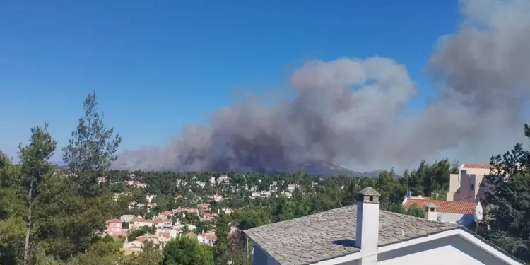 Φωτιά στη Σταμάτα κοντά σε σπίτια – Εκκενώνονται Αμυγδαλέζα, Γαλήνη και Ροδόπολη, «112» για καπνούς στον Διόνυσο