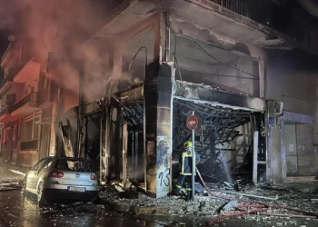 Κάτω Πατήσια: Στις φλόγες κατάστημα επίπλων στο ισόγειο πολυκατοικίας, απεγκλωβίστηκαν δύο γυναίκες, κάηκαν αυτοκίνητα