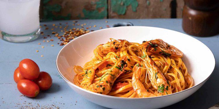 Υπέροχες γαρίδες σαγανάκι με ζυμαρικά