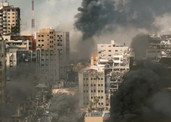 Πόλεμος στο Ισραήλ: Συνεχίζονται οι βομβαρδισμοί στη Γάζα, δεκάδες χιλιάδες Παλαιστίνιοι εκτοπίζονται ξανά