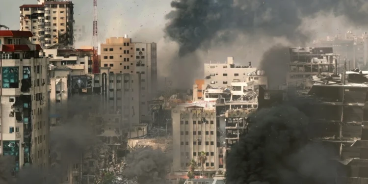 Πόλεμος στο Ισραήλ: Συνεχίζονται οι βομβαρδισμοί στη Γάζα, δεκάδες χιλιάδες Παλαιστίνιοι εκτοπίζονται ξανά