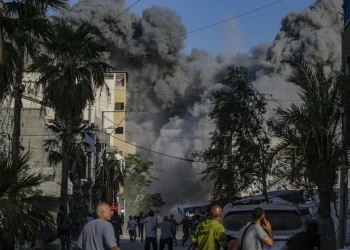 Το Ισραήλ βομβαρδίζει τη Γάζα απ’ τον βορρά ως τον νότο – Στη Μέση Ανατολή ο διευθυντής της CIA