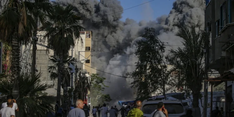 Το Ισραήλ βομβαρδίζει τη Γάζα απ’ τον βορρά ως τον νότο – Στη Μέση Ανατολή ο διευθυντής της CIA