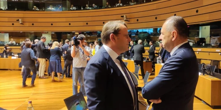 Συνάντηση Γεραπετρίτη με τον Επίτροπο Διεύρυνσης: Αδιανόητη η ένταξη στην ΕΕ χωρίς τήρηση των συμφωνιών