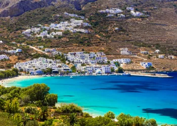 Άνδρος: Εκτόξευση στις αφίξεις τουριστών τον πρώτο μήνα του φετινού καλοκαιριού