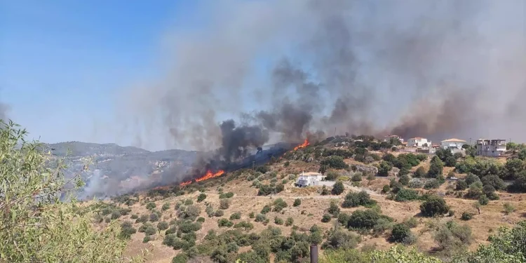 Καίγονται σπίτια από τη φωτιά στο Κρανίδι: Μεγάλη μάχη με τις φλόγες – Συνεχής ενημέρωση