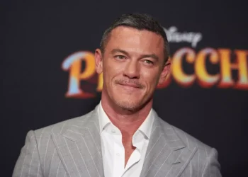 Luke Evans: Στην Αθήνα και ο ηθοποιός για τα εγκαίνια γνωστού πολυτελούς ξενοδοχείου
