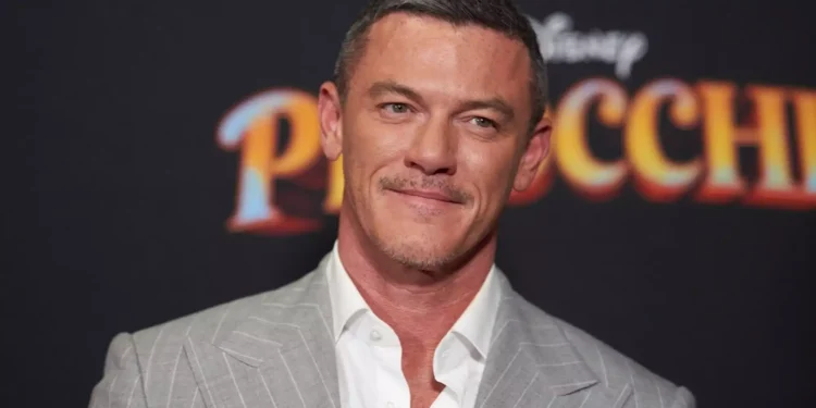 Luke Evans: Στην Αθήνα και ο ηθοποιός για τα εγκαίνια γνωστού πολυτελούς ξενοδοχείου