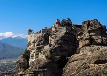 Ταξίδι στα Μετέωρα: Το μοναστήρι που προκαλεί δέος