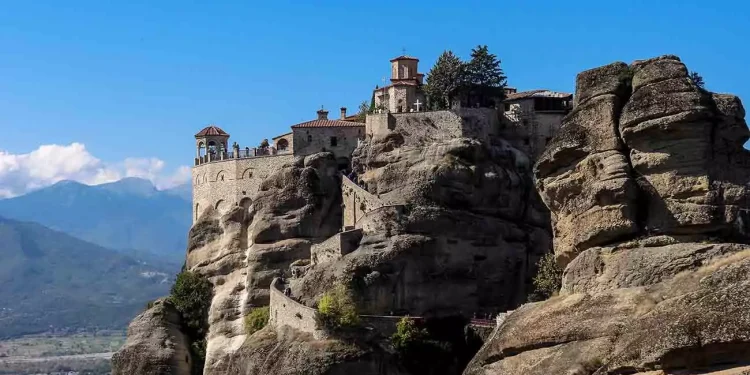 Ταξίδι στα Μετέωρα: Το μοναστήρι που προκαλεί δέος