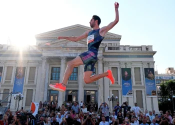 Το Piraeus Street Long Jump επιστρέφει στις 23 Ιουνίου στο Δημοτικό Θέατρο Πειραιά με τον Μίλτο Τεντόγλου