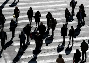 Ο τουρισμός έκανε το «θαύμα» του – Μειώθηκαν κατά 50% οι επιδοτούμενοι άνεργοι