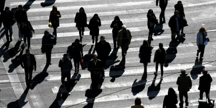 Ο τουρισμός έκανε το «θαύμα» του – Μειώθηκαν κατά 50% οι επιδοτούμενοι άνεργοι