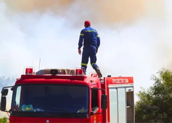 Φωτιές τώρα: Σε εξέλιξη τα μέτωπα σε Ναύπακτο, Νέα Αρτάκη Εύβοιας, Βόνιτσα και Πολύγυρο – Μπαράζ μηνυμάτων από το 112
