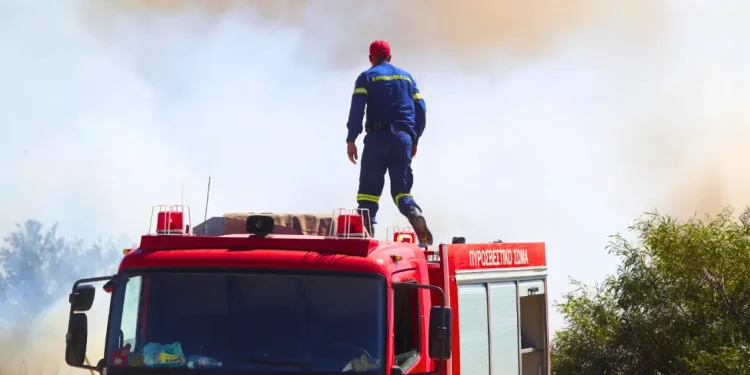 Φωτιές τώρα: Σε εξέλιξη τα μέτωπα σε Ναύπακτο, Νέα Αρτάκη Εύβοιας, Βόνιτσα και Πολύγυρο – Μπαράζ μηνυμάτων από το 112
