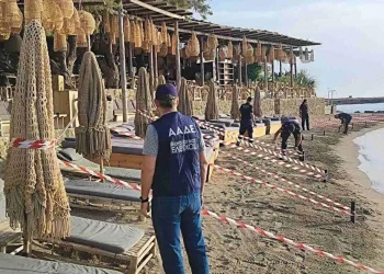 Ρόδος: Στο αυτόφωρο ο νόμιμος εκπρόσωπος του beach bar με τις ξαπλώστρες στη θάλασσα – Πρόστιμο 28.560 ευρώ