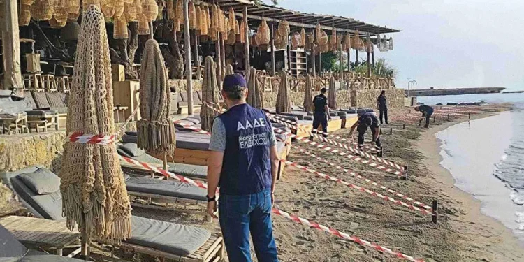 Ρόδος: Στο αυτόφωρο ο νόμιμος εκπρόσωπος του beach bar με τις ξαπλώστρες στη θάλασσα – Πρόστιμο 28.560 ευρώ