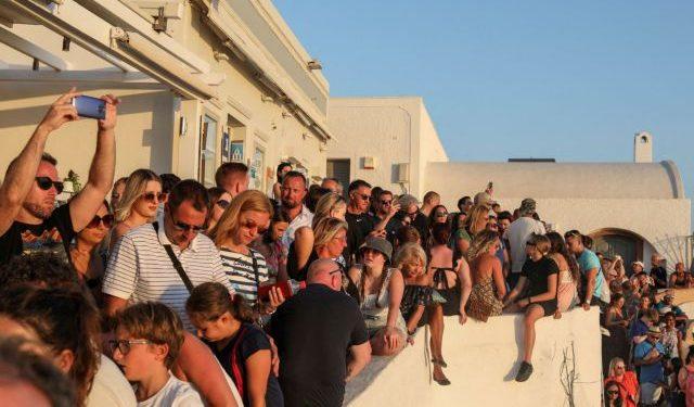 Υπερτουρισμός: Τι φοβίζει τους Έλληνες σύμφωνα με τη Handelsblatt