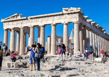 Διακοπές: Πρωταγωνιστεί η Ελλάδα στις ελεύσεις τουριστών από Αυστραλία, Καναδά και ΗΠΑ και για το 2024