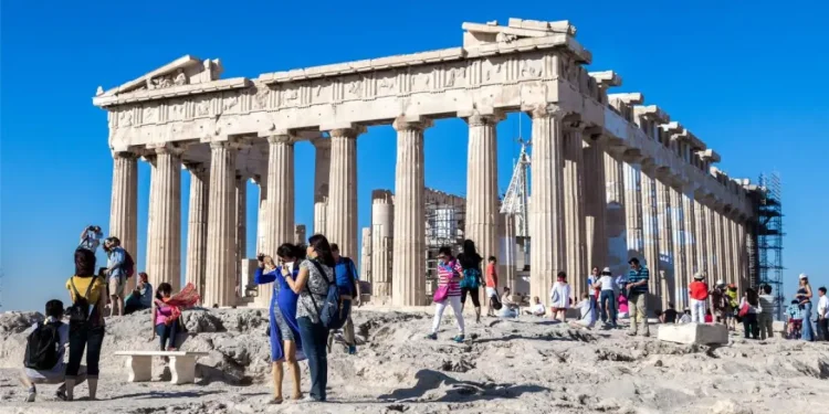 Διακοπές: Πρωταγωνιστεί η Ελλάδα στις ελεύσεις τουριστών από Αυστραλία, Καναδά και ΗΠΑ και για το 2024