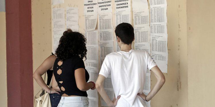 Πανελλαδικές 2024: Πτώση σε Πολυτεχνικές και Νομικές, μικρή άνοδο στις Ιατρικές δείχνουν οι βαθμολογίες