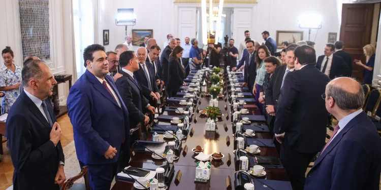 Ασκήσεις δημοσιονομικής ισορροπίας για την κυβέρνηση με τρεις παρεμβάσεις για την ακρίβεια
