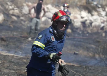 Σε πύρινο κλοιό η Πελοπόννησος – Απειλούνται χωριά σε Αρκαδία και Αργολίδα