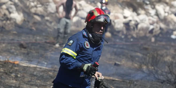 Σε πύρινο κλοιό η Πελοπόννησος – Απειλούνται χωριά σε Αρκαδία και Αργολίδα