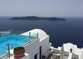 Σαντορίνη και Μύκονος τα πρώτα θύματα του υπερτουρισμού – Μπαίνει πλαφόν στην έλευση κρουαζιερόπλοιων