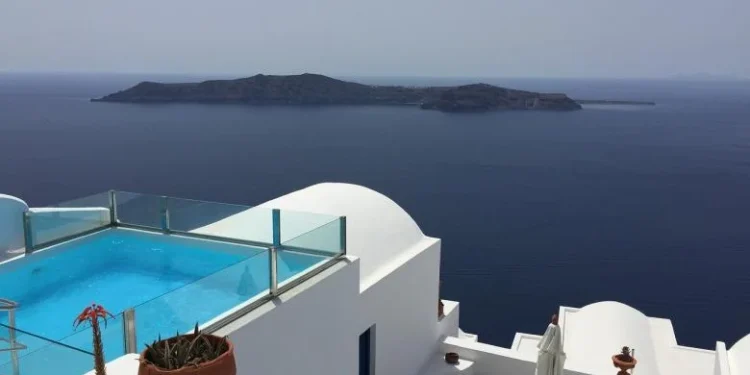 Σαντορίνη και Μύκονος τα πρώτα θύματα του υπερτουρισμού – Μπαίνει πλαφόν στην έλευση κρουαζιερόπλοιων