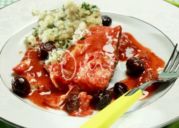 Γαλέος στο φούρνο με κόκκινη σάλτσα