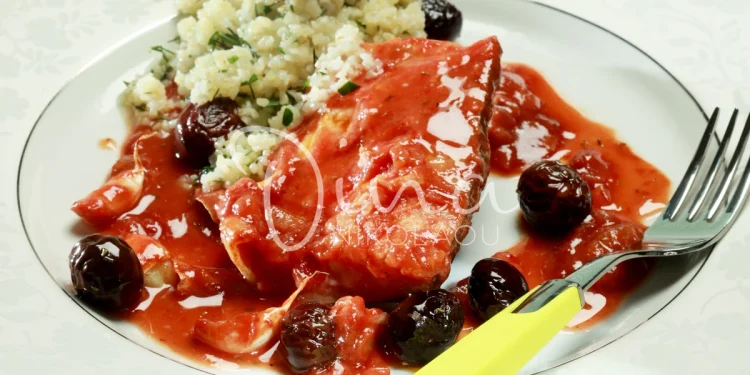 Γαλέος στο φούρνο με κόκκινη σάλτσα