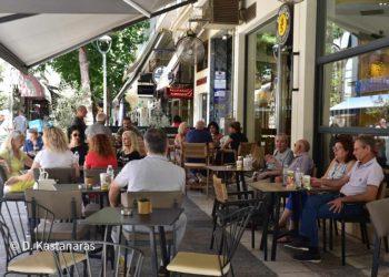 Επική «ντρίπλα» στον ΦΠΑ του καφέ: Στα τραπέζια με πλαστικά οι Λαρισαίοι