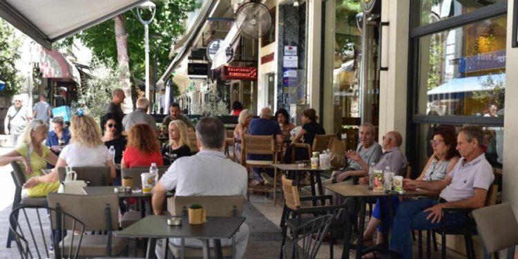 Επική «ντρίπλα» στον ΦΠΑ του καφέ: Στα τραπέζια με πλαστικά οι Λαρισαίοι