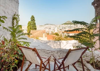 Νέοι περιορισμοί και κανονισμοί για τις βραχυχρόνιες μισθώσεις και τη δόμηση τουριστικών μονάδων