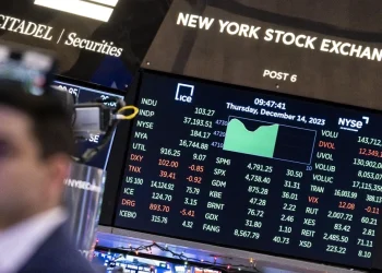 Ακραία εικόνα στη Wall Street: Ρεκόρ για τον Dow Jones και κατρακύλα για τις τεχνολογικές μετοχές