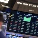 Ακραία εικόνα στη Wall Street: Ρεκόρ για τον Dow Jones και κατρακύλα για τις τεχνολογικές μετοχές