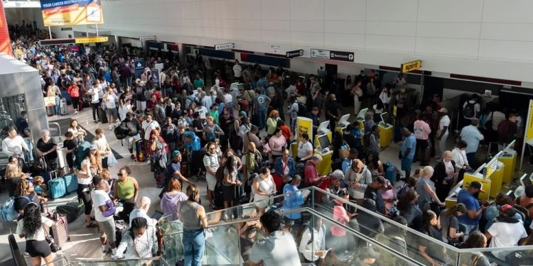 Ταξιδιώτες εγκλωβίστηκαν σε αεροδρόμιο μετά το ψηφιακό μπλακ άουτ AP Photo/Stephanie Scarbrough