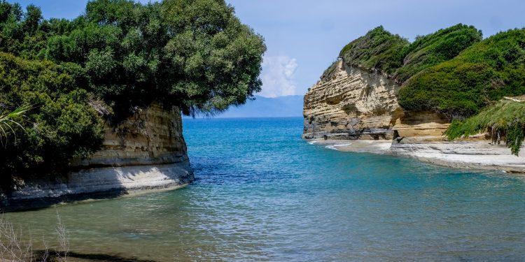 Reuters: Τα ελληνικά νησιά ξεμένουν από νερό με τον τουρισμό να είναι στα ύψη