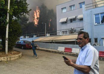 Επικίνδυνη πυρκαγιά στην Πάτρα – Εκκενώθηκαν το Γηροκομείο και το Καραμανδάνειο Νοσοκομείο
