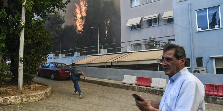 Επικίνδυνη πυρκαγιά στην Πάτρα – Εκκενώθηκαν το Γηροκομείο και το Καραμανδάνειο Νοσοκομείο