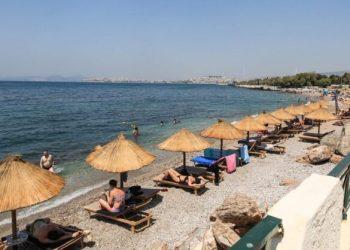 «Βροχή» οι καταγγελίες για καταπάτηση παραλιών – Ξαπλώστρες… δίπλα στη θάλασσα