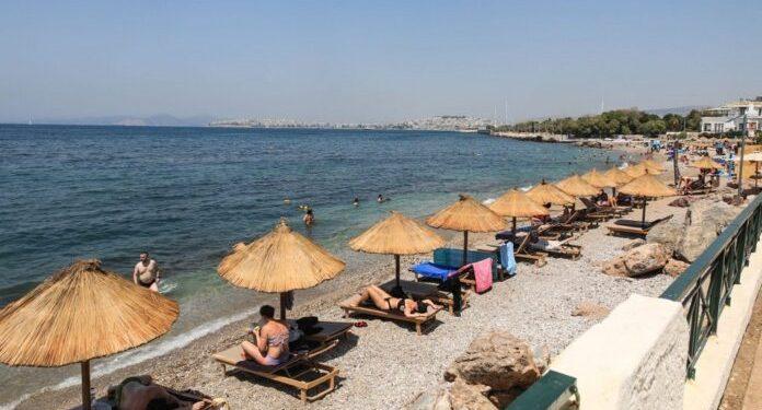 «Βροχή» οι καταγγελίες για καταπάτηση παραλιών – Ξαπλώστρες… δίπλα στη θάλασσα